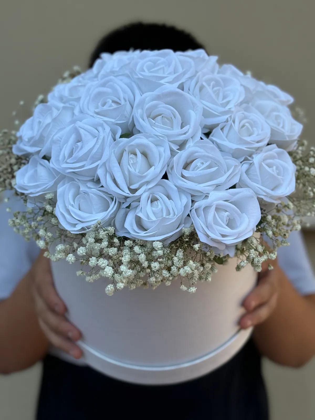 Yapay kutuda beyaz gül